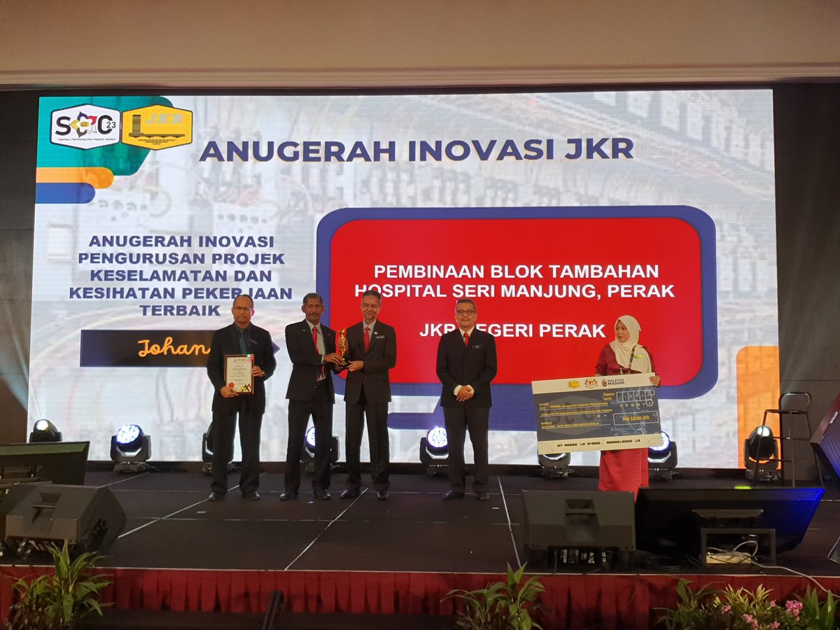 IPJKR_Official's tweet photo. Pemenang anugerah Inovasi bagi kategori Pengurusan KKP Terbaik sempena Persidangan Pegawai Kanan (SOC) JKR Malaysia Tahun 2023. https://t.co/Jdrq7OnaXd