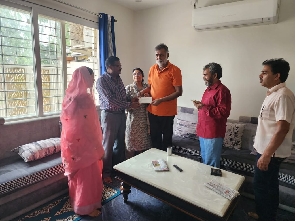 prahladspatel's tweet photo. इस माह जब भी अपने प्रियजनों या परिजनों से भेंट हो रही है सभी ने नर्मदाखण्ड सेवा संस्थान को जरारूधाम गौ अभ्यारण के लिए मुक्त हस्त से सहयोग किया है ।विदिशा में आदरणीय जीजी एवं वर्मा परिवार को साधुवाद @lodhi_nand @MadhuriLodhi @sandeepsdonger @Niranjan_Lodhi @geeta__rajpoot https://t.co/OsNqPnHCgn