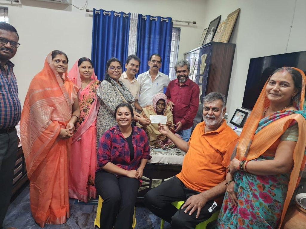 prahladspatel's tweet photo. इस माह जब भी अपने प्रियजनों या परिजनों से भेंट हो रही है सभी ने नर्मदाखण्ड सेवा संस्थान को जरारूधाम गौ अभ्यारण के लिए मुक्त हस्त से सहयोग किया है ।विदिशा में आदरणीय जीजी एवं वर्मा परिवार को साधुवाद @lodhi_nand @MadhuriLodhi @sandeepsdonger @Niranjan_Lodhi @geeta__rajpoot https://t.co/OsNqPnHCgn