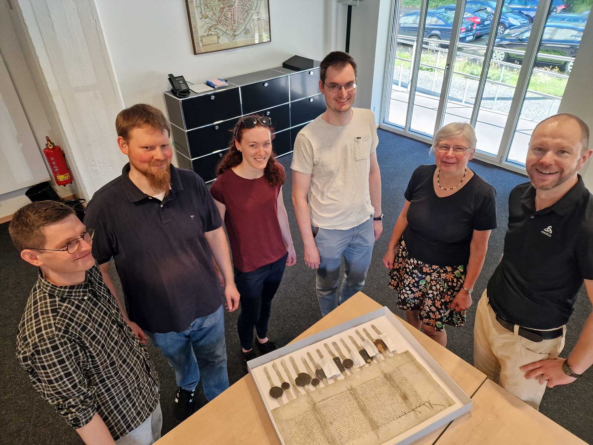 StadtarchivMS's tweet photo. Besuch aus dem #Landesarchiv NRW: Die #Referendarin und die #Referendare, die gerade in der #Archivausbildung sind, informierten sich bei uns über die Arbeit im @StadtarchivMS u.a. über Elektronische Archivierung, Archiventwicklungsplanung und den Scan-on-Demand-Service. https://t.co/mK4tfBXB2w
