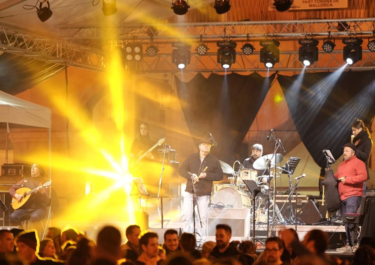 🎶El Vendrell torna a tenir a punt el "Música a la Vila", la cita amb la música tradicional i d'arrel que omple la plaça del Tívoli cada dimecres d'agost.

+ info: bit.ly/3XNRTt5

<a href="/CulturaVendrell/">Regidoria de Cultura i Patrimoni</a> <a href="/HolaTemporada/">Temporada</a>