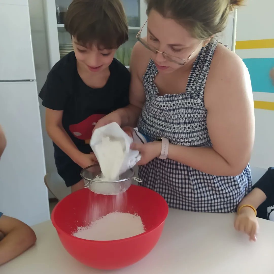FGarrigou's tweet photo. 🍪 ¿Buscas plan para esta tarde? 🤔
Te proponemos hacer en familia unas ricas galletas de chocolate 🍫
 Aquí os dejamos una receta muy sencilla que puedes adaptar a tus gustos o necesidades:
250gr de Harina 
85 gr de mantequilla 🧈
1 🥚
1/2 🥄 levadura
100 gr 🍫
¡Te leemos!
⬇️⬇️ https://t.co/uIMq4MdhTc
