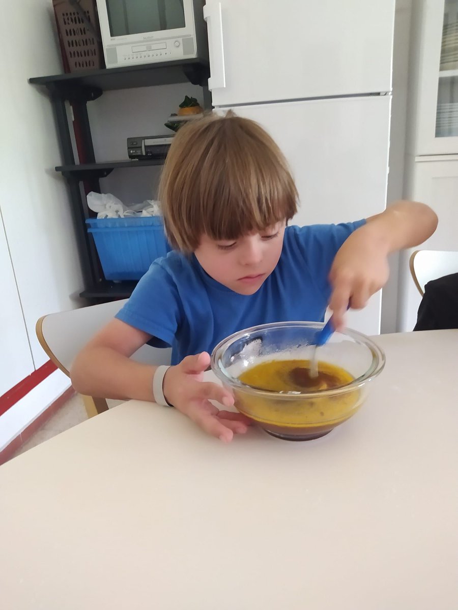 FGarrigou's tweet photo. 🍪 ¿Buscas plan para esta tarde? 🤔
Te proponemos hacer en familia unas ricas galletas de chocolate 🍫
 Aquí os dejamos una receta muy sencilla que puedes adaptar a tus gustos o necesidades:
250gr de Harina 
85 gr de mantequilla 🧈
1 🥚
1/2 🥄 levadura
100 gr 🍫
¡Te leemos!
⬇️⬇️ https://t.co/uIMq4MdhTc
