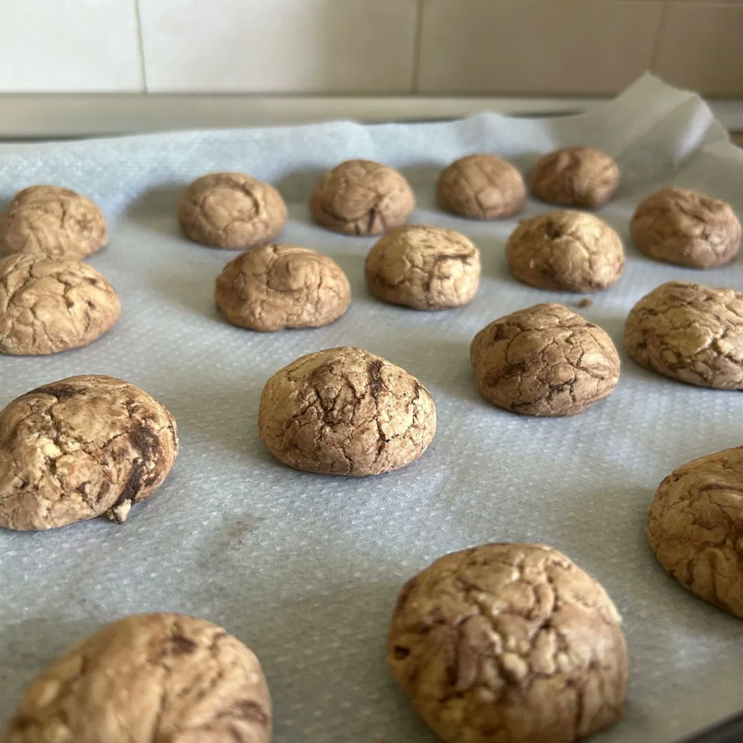 FGarrigou's tweet photo. 🍪 ¿Buscas plan para esta tarde? 🤔
Te proponemos hacer en familia unas ricas galletas de chocolate 🍫
 Aquí os dejamos una receta muy sencilla que puedes adaptar a tus gustos o necesidades:
250gr de Harina 
85 gr de mantequilla 🧈
1 🥚
1/2 🥄 levadura
100 gr 🍫
¡Te leemos!
⬇️⬇️ https://t.co/uIMq4MdhTc