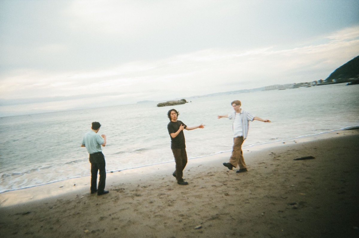 Rossmoodymusic's tweet photo. 🏖あと5時間🏖

Ross Moody 約一年3ヶ月ぶりのリリース『海岸線』まであと5時間！

各種サブスクで音源、そしてYouTubeの方でMVが発表されます。

撮影してくださったのは、愛しのタルミカナ(@tarumikana )さんです❤️

#ロスの海岸線

#海岸線 #MV #film 
#rossmoody #ロスムーディー https://t.co/KdUjI3bGiy