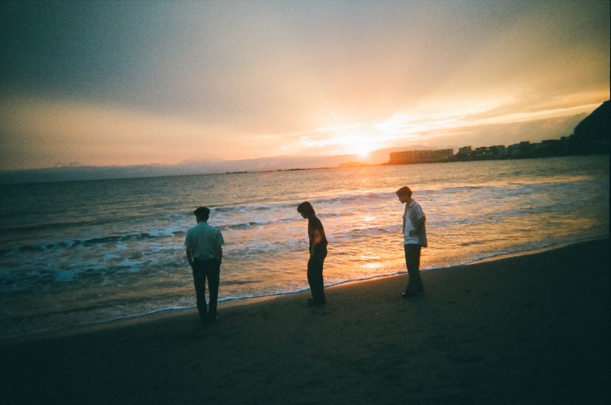 Rossmoodymusic's tweet photo. 🏖あと5時間🏖

Ross Moody 約一年3ヶ月ぶりのリリース『海岸線』まであと5時間！

各種サブスクで音源、そしてYouTubeの方でMVが発表されます。

撮影してくださったのは、愛しのタルミカナ(@tarumikana )さんです❤️

#ロスの海岸線

#海岸線 #MV #film 
#rossmoody #ロスムーディー https://t.co/KdUjI3bGiy