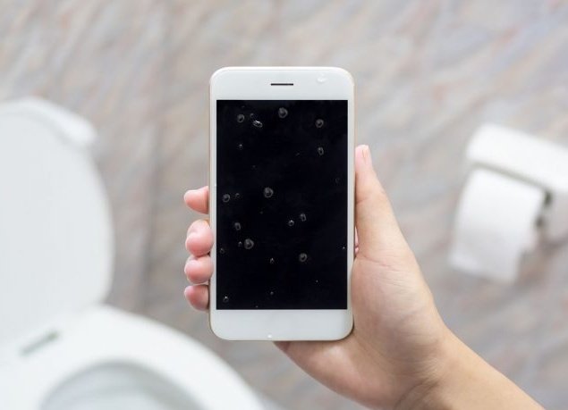 FirstDoctor's tweet photo. Your phone has 10 times more germs than an average public toilet seat:

Wash your hands regularly.
Don't take your phone to the toilet.
Never kiss your phone with your lips.
Wipe your phone with disinfectants often. https://t.co/Zrv4A6b3fb