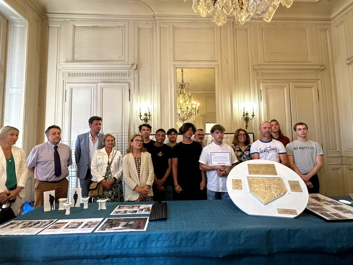 AcBordeaux's tweet photo. 🏆Bravo aux lycées C.Peguy #Eysines, L. de Vinci #Blanquefort & M.Dassault #Mérignac lauréats du Prix de l'Industrie de la #FondationColbert pour leur #chefdoeuvre sur le camp d'internement Mérignac-Beaudésert. Fabuleux travail des élèves & professeurs👏
➕https://t.co/7IlerT76kr https://t.co/YVKTY9rWvc