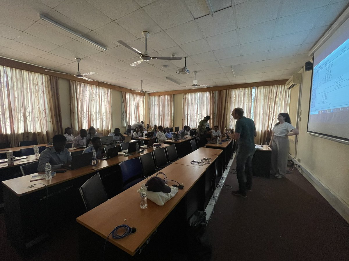#Bioinformatics and #Virus #replication Masterclass ongoing at the University of Cape Coast in Ghana for Grad students and TAs/RAs. 

Hosted by <a href="/danielagyirifo/">Daniel Agyirifo</a> and the Molecular Biology and Biotech Department.

Guests are myself, @aj_velthuis, <a href="/dirkeggink/">Dirk Eggink</a> and Eva Kozanli.
