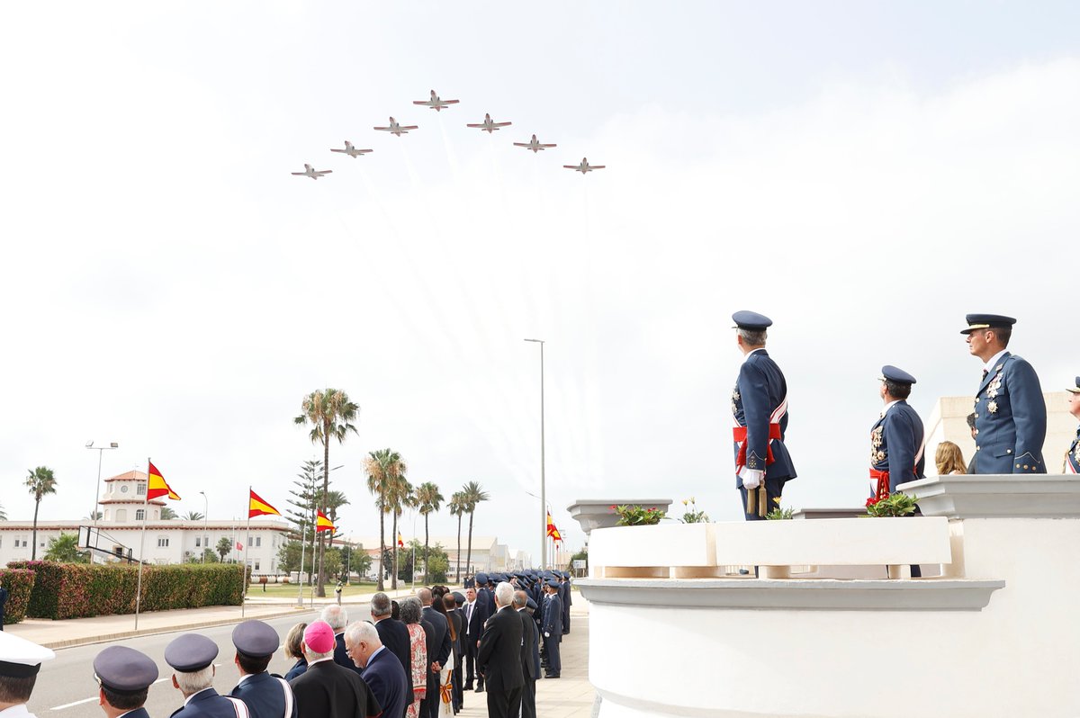 CasaReal's tweet photo. El Rey ha presidido la entrega de los Reales Despachos de Teniente en la Academia General del Aire, de la que egresan, en el curso académico 2022 – 2023, oficiales con triple titulación militar, aeronáutica y universitaria.

➡️https://t.co/LF4tfrxToT https://t.co/75EX15gwvW