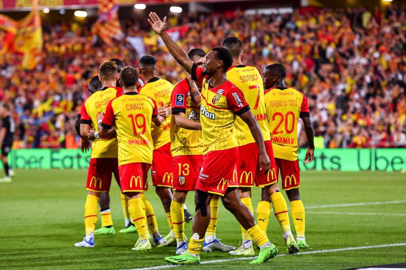 ActuL1_'s tweet photo. Mesdames et messieurs… ⏳ 

LA LIGUE 1 REPREND DANS 1 MOIS ! 😍🇫🇷 https://t.co/B0NOT0CwjK
