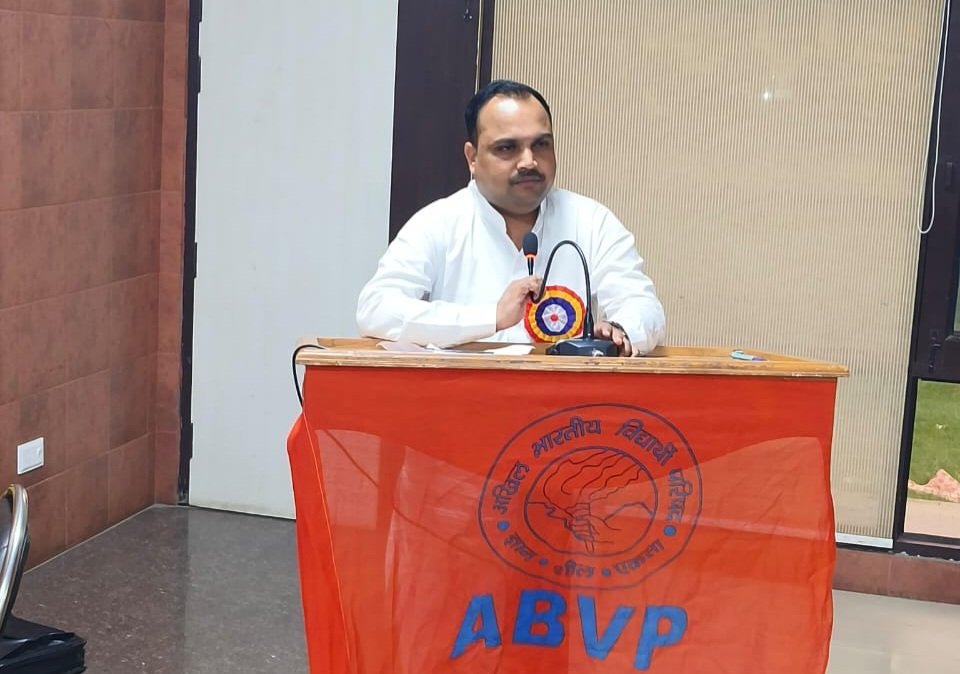 ABVPVoice's tweet photo. अभाविप के 75वें स्थापना दिवस के अवसर पर चंडीगढ़ महानगर द्वारा 'अभाविप की ध्येय यात्रा' विषय पर संगोष्ठी का आयोजन किया गया जिसमें उत्तर क्षेत्र के क्षेत्रीय संगठन मंत्री श्री @iVijayPratap विशेष रूप से उपस्थित रहे और छात्र शक्ति को संबोधित किया।

#ABVP75 https://t.co/DULs2kJxgf