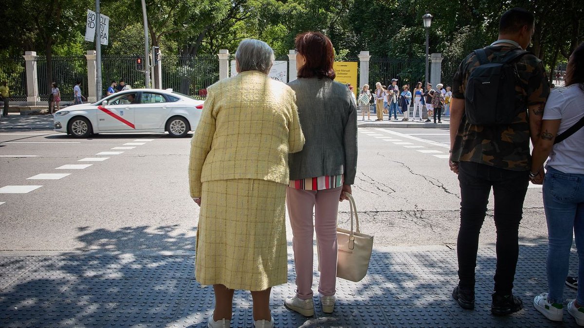 telemadrid's tweet photo. 📌#Funcas advierte del envejecimiento de los trabajadores en España. La edad media de los asalariados en España ha crecido en seis años desde principios de siglo, en tanto que en 2000 era de 37,5 años y en 2022 fue de 43,5 años ➡ https://t.co/0Wvq59H9hg https://t.co/v2ZJu5wyOX