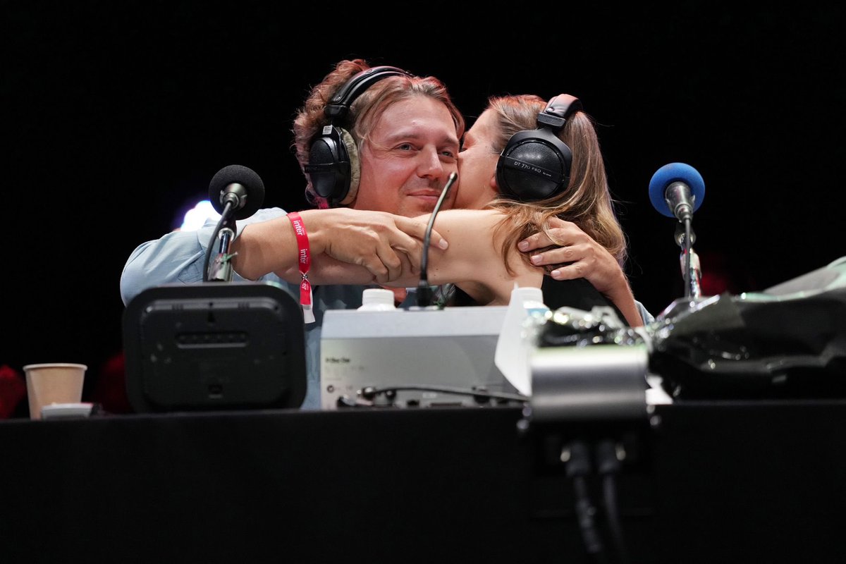 On s’est dit oui pour septante-cinq minutes et ça aura duré 10 ans. Je souhaite à tout le monde de vivre une histoire comme la nôtre. Elle se poursuit dans la vie, je t’attends au bar devant une bière <a href="/alexvizorek/">Alex Vizorek</a> ❤️
📸 F. Daburon