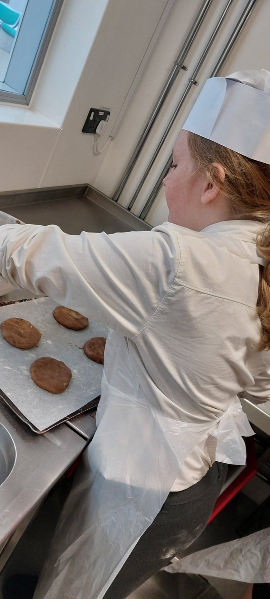SharonR301995's tweet photo. Adding finishing touches to their cookies @Class5_6M @class_6f https://t.co/QEdWOl7OTG