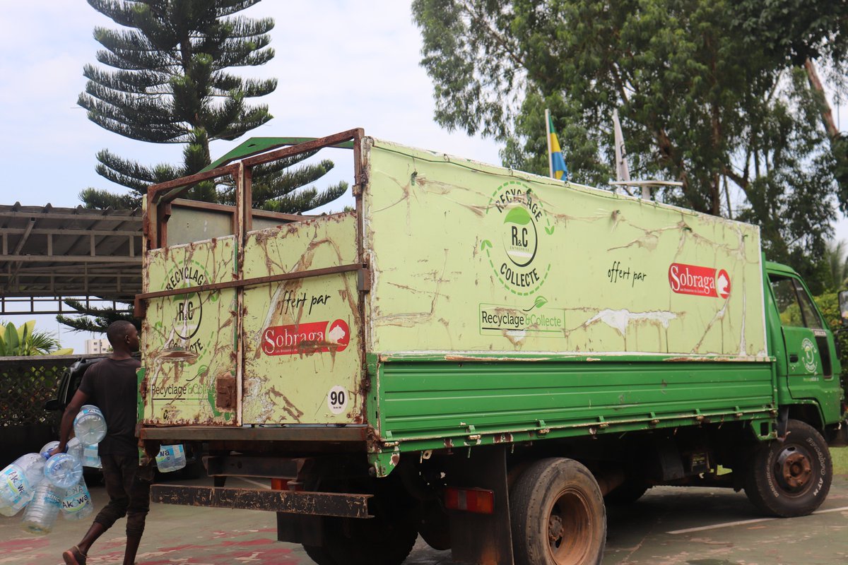 WWFGabon's tweet image. Ce matin l&apos;équipe de Recyclage &amp;amp; Collecte était dans les locaux de @WWFGabon  pour récupérer des bouteilles en plastique dont nous n&apos;avons plus besoin !

#PlasticFreeJuly #SmallStepsBigDifference