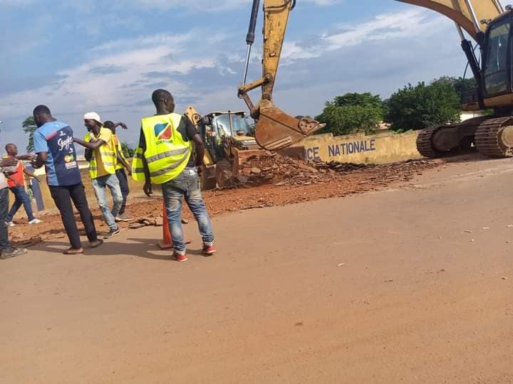 Ivoirowsky's tweet photo. #AFFERY
5 km de bitume pour la ville très dégradée. Les travaux ont commencé. #civ225 https://t.co/YoHfCN1cmj
