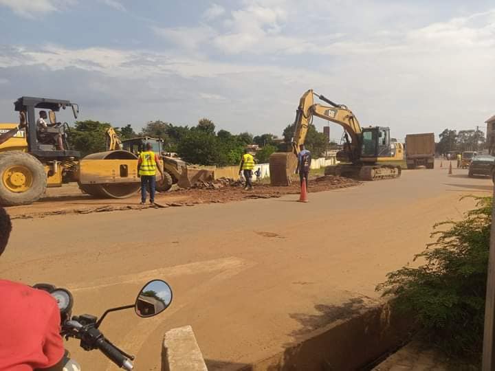 Ivoirowsky's tweet photo. #AFFERY
5 km de bitume pour la ville très dégradée. Les travaux ont commencé. #civ225 https://t.co/YoHfCN1cmj