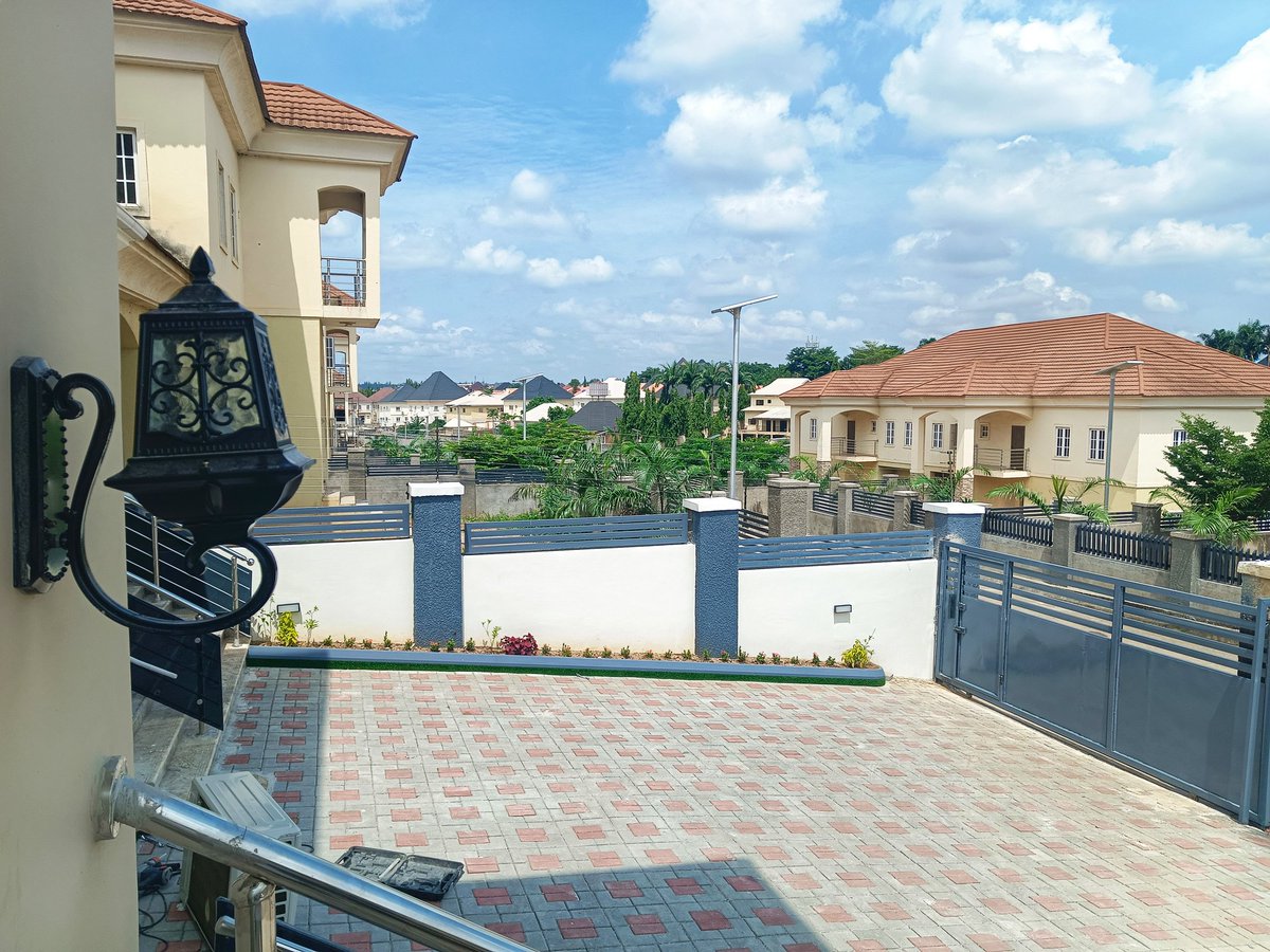 NuruBuildServ's tweet image. #PresentView

Renovation site of a 4 Bedroom Semi-Detached Duplex with Service Quarters by @SmartFluxLtd. 

📍Abuja.