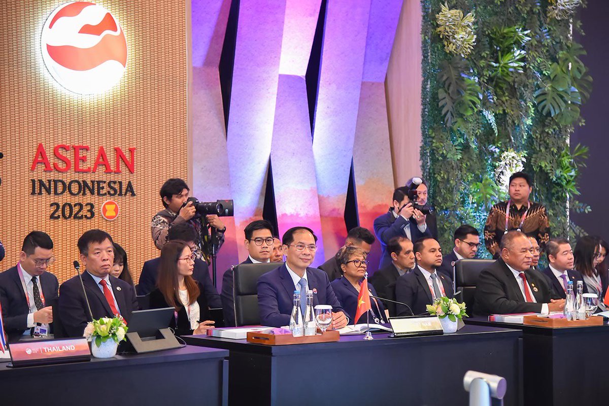 DPMBuiThanhSon's tweet photo. Pleased to be back to Jakarta ๐ฎ๐ฉ for #AMM56 & related meetings. Looking forward to fruitful & substantive discussions with friends & partners @ASEAN. https://t.co/piDV9gkiCs
