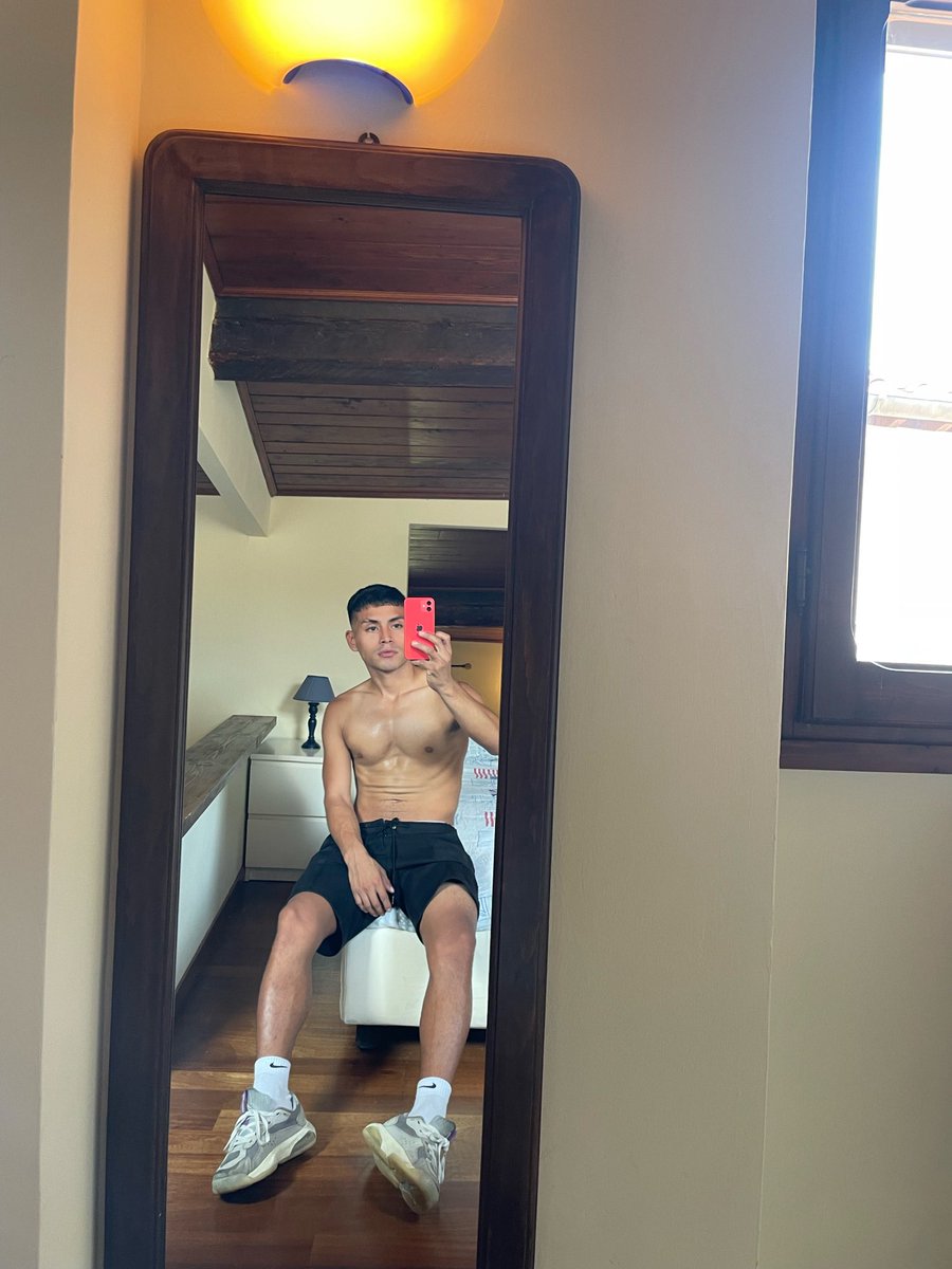 JamesBarberp's tweet photo. Non si può dormire con i vestiti qui 🥵

#italy #Firenze #boy #Latin #Gym https://t.co/LoO1UBMn7m