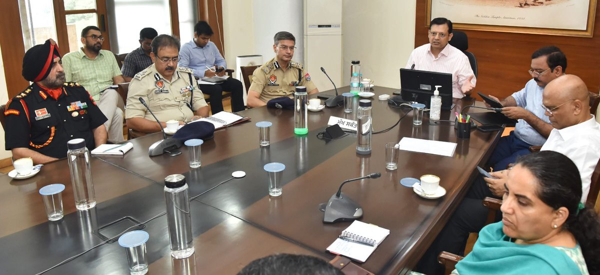 CsPunjab's tweet photo. Chaired a meeting of senior officers,DCs/SSPs to keep a constant watch on situation caused due to heavy rains Reviewed the relief work being done by Admn on instructions given by CM @BhagwantMann to provide all kinds of help to the residents of affected places
@PunjabGovtIndia https://t.co/NatdpMOwOs