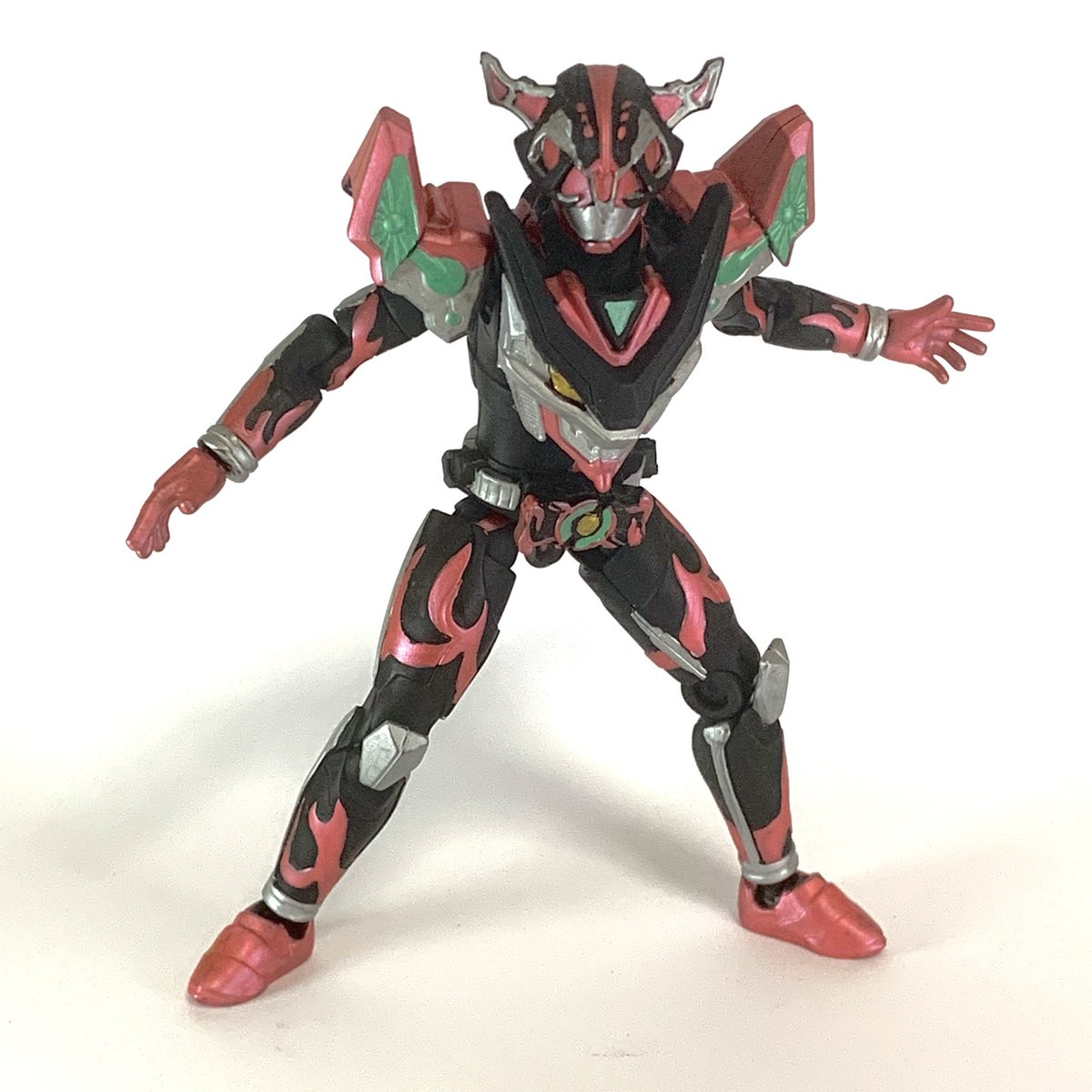 ■仮面ライダーギャーゴ 　ファイヤーレックスフォーム 鞍馬光聖が『火の王』の名を冠するレイズバックルで変身する、熱き力を宿した山猫マスクのライダー。 驚異的な適合率でバックルの性能を本来の約5倍まで高めている。この力で、死の運命に抗え！ #装動新戦士 #装動 #装動ギーツ