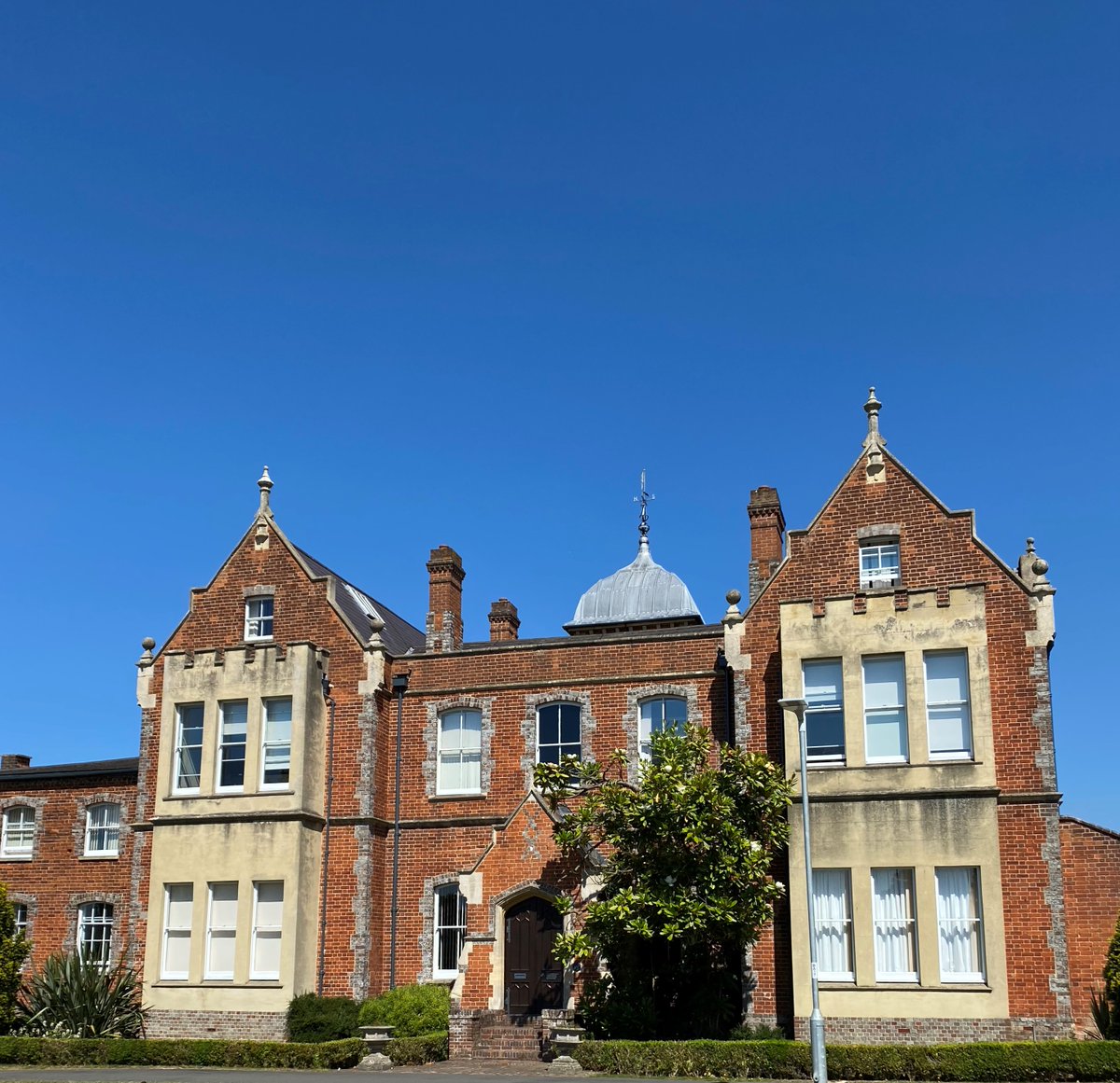 UniofReading's tweet photo. Twelve Regional PhD bursaries have been awarded to local students to help them embark on their studies at the University of Reading as part of our aim to support the local community and enhance their professional prospects.
Learn more https://t.co/a21lRyi8Uk
#UniForReading https://t.co/OfuRKrFPKw