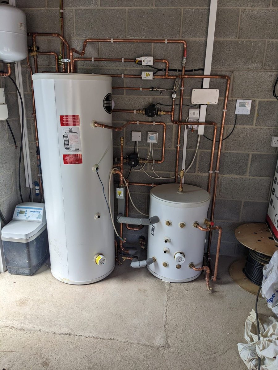 Another plant room completed for a large development currently underway in Grantham 🔥

We’re working with a local developer to decarbonise 12 properties through a combination of air source heat pumps and underfloor heating ♻️

#airsourceheatpumps #renewables #underfloorheating