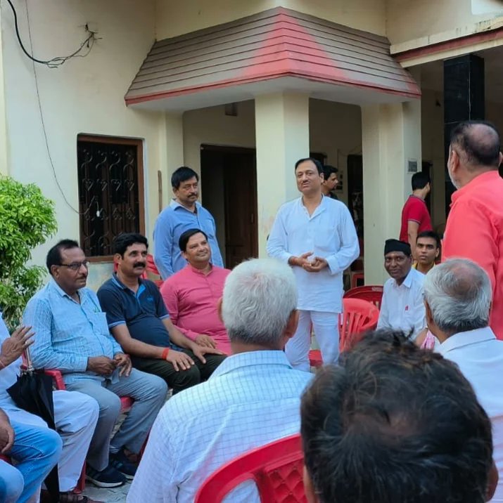 ManeeshUP65's tweet photo. भारत में रहने वाला प्रत्येक व्यक्ति हिंदू है

किसी कालखंड में वह हमसे अलग हो गया

जिसके कारण उसकी मान्यताएं बदल गई

किंतु वैचारिक रूप से वह हमारा भाई ही है। ।

.
.
.
.
#rss #bjp #india #hindu #narendramodi #modi #hinduism #hindutva #amitshah #bajrangdal #yogiadityanath @RSSorg https://t.co/pj48Kbu7Ai