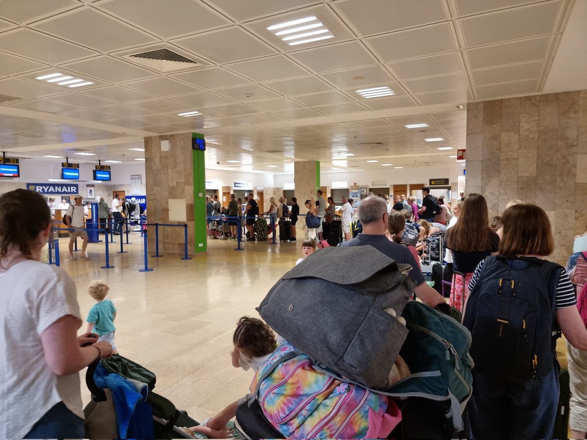 oonaghteach's tweet photo. @Ryanair @askryanair @Ryanair_ES @loveholidays 

Up from 5am with a toddler to board a flight leaving at 9.55am.

@GironaAirport is really busy with several flights leaving. 

Just about managed to open a second check in desk. Hundreds trying to get home.

Disgraceful. https://t.co/oqHMUs1Upw