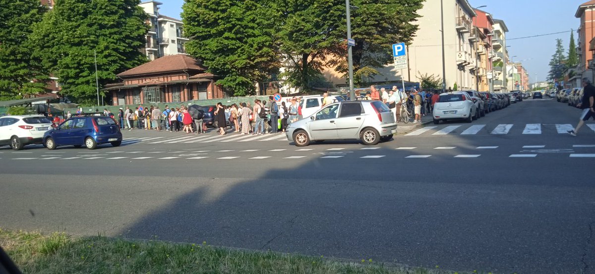 La realtà, poi c'è Twitter:
Fila di 200 metri di persone in difficoltà economiche presso Pane Quotidiano in viale Monza a Milano
panequotidiano.eu/chi-siamo/