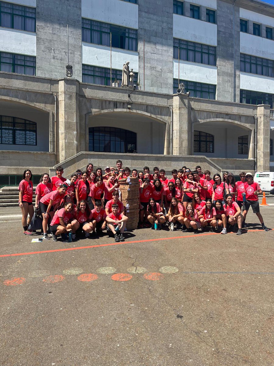 Goiza ahaztezina izan zen: la llegada a Santiago🎉, participar la misa del peregrino en la catedral donde están los restos del apóstol🙏, un primer paseo por las ruas de esta ciudad santa 😍 y para acabar, ¡una comida muy muy especial! Aquí lo que quedó: "la torre de pizza"😂😂