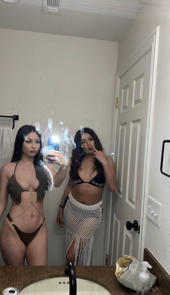 BooStephany's tweet photo. two’s better than one 😘 https://t.co/dNVDfZJ8n3