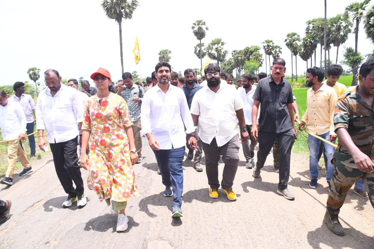 muralicbndevote's tweet photo. *యువగళం ఇది ప్రజాగళం*
*153 రోజులు* 
*2000 కిలోమీటర్లు*
53 అసెంబ్లీ నియోజకవర్గాలు
135 మండలాలు 
1297 గ్రామాలు
50 బహిరంగ సభలు
118 ముఖాముఖి సమావేశాలు
6 ప్రత్యేక మీటింగులు
5 రచ్చబండ కార్యక్రమాలు
#2000kmsOfYuvaGalam
#YuvaGalamPadayatra #YuvaGalamLokesh  #LokeshPadayatra #NaraLokesh https://t.co/qCDz6rR3Nr