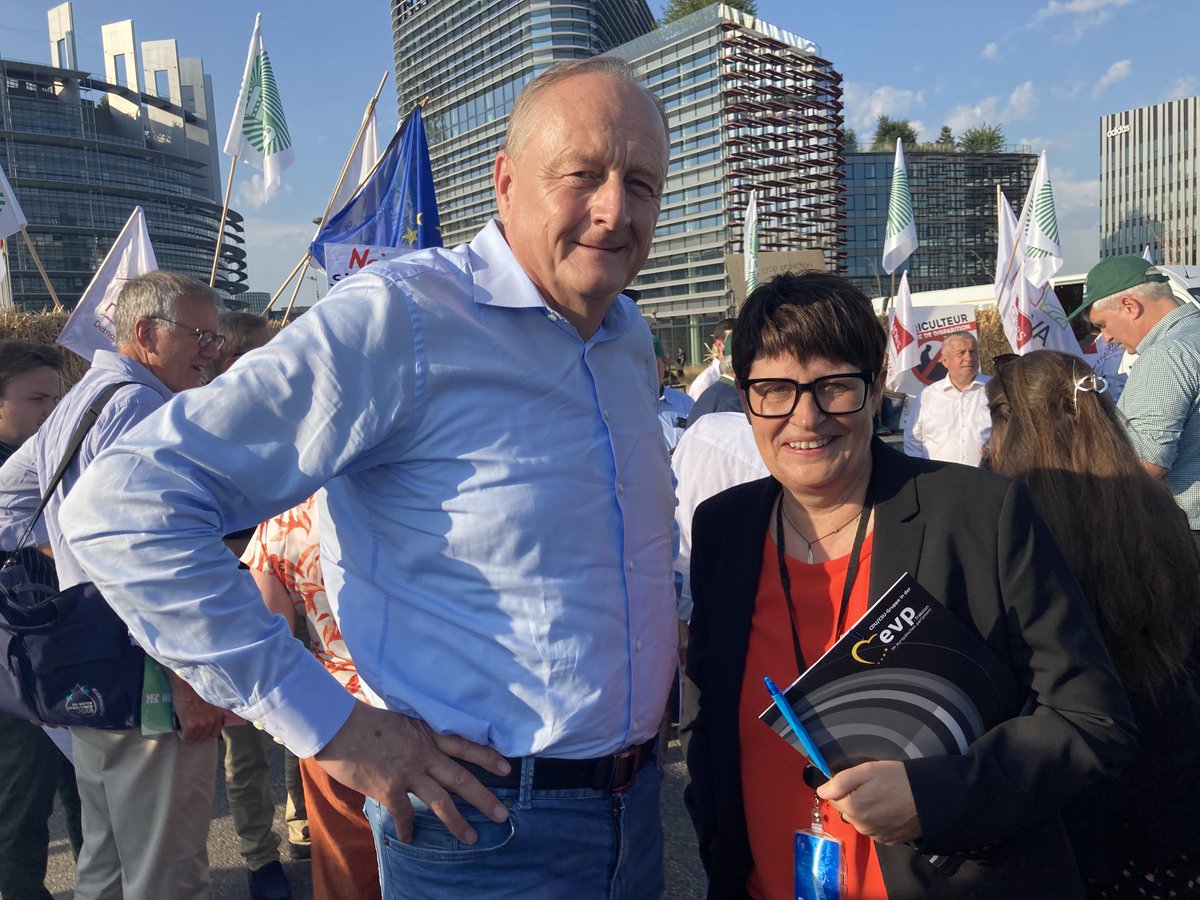 Bauern_Verband's tweet photo. Die Botschaft ist: Wir Bauern können und wollen Naturschutz, aber nicht mit Verboten, sondern integriert in die Landwirtschaft. Kooperation statt Verbote !! ⁦Gesetz stoppen !!! https://t.co/qk5GTfEM2s