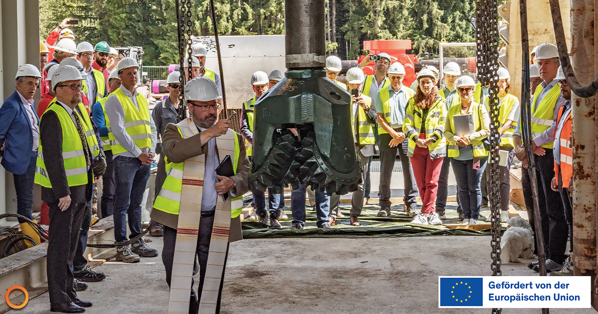 Innovative Geothermie von Eavor – Bohrbeginn mit Meißelweihe im bayerischen Geretsried.

eavor-geretsried.de/innovative-geo…

#InnovationFund <a href="/cinea_eu/">CINEA 🇪🇺</a> #CINEA_EU #Eavor #Energie #EavorGeretsried #Geothermie #Erdwärme #EnergyForEavor #Energiewende #Wärmewende #Erdwaerme #Zukunftsenergie