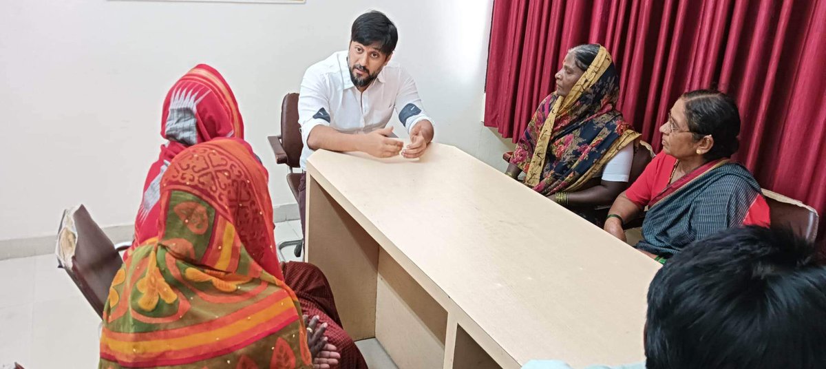 ChetanAhimsa's tweet image. Discussing w/ our #Devadasi mothers last week in Kalburgi 

True grassroots transformation must begin w/ them, their children &amp;amp; grandchildren

ನಾನು ಕಲ್ಬುರ್ಗಿಯಲ್ಲಿ ದೇವದಾಸಿ ತಾಯಂದಿರ ಜೊತೆ ಚರ್ಚಿಸುತ್ತಿದ್ದೇನೆ

ನಿಜವಾದ ತಳಮಟ್ಟದ ಪರಿವರ್ತನೆಯು ಅವರಿಂದ, ಅವರ ಮಕ್ಕಳು, &amp;amp; ಮೊಮ್ಮಕ್ಕಳಿಂದ ಪ್ರಾರಂಭವಾಗಬೇಕು