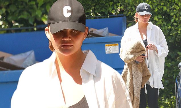 Chrissy Teigen cuts a casual figure while running errands in West Hollywood https://t.co/zm3zQH4xFJ https://t.co/nCZBroHgXO