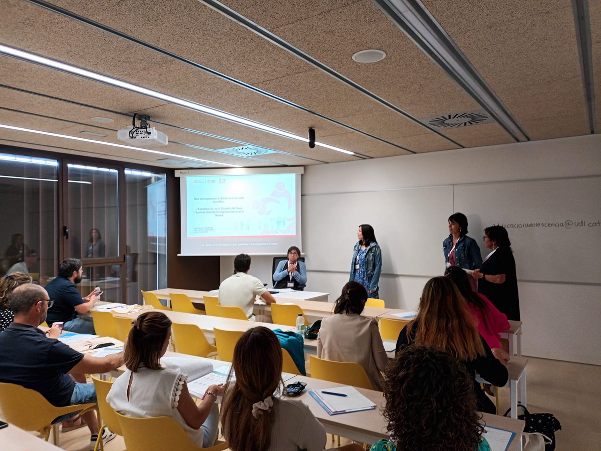 OsonaAccio's tweet photo. 🗣️ Es presenta la Reunió del Grup Familiar al Seminari internacional d’Infància, Famílies i Vulnerabilitat de la #GIREFV.
✅ L’#RGF és una eina d’apoderament per resoldre les dificultats i conflictes de les famílies.
ℹ️👉 https://t.co/PbE77LgZaJ https://t.co/rNiRSDMrY1