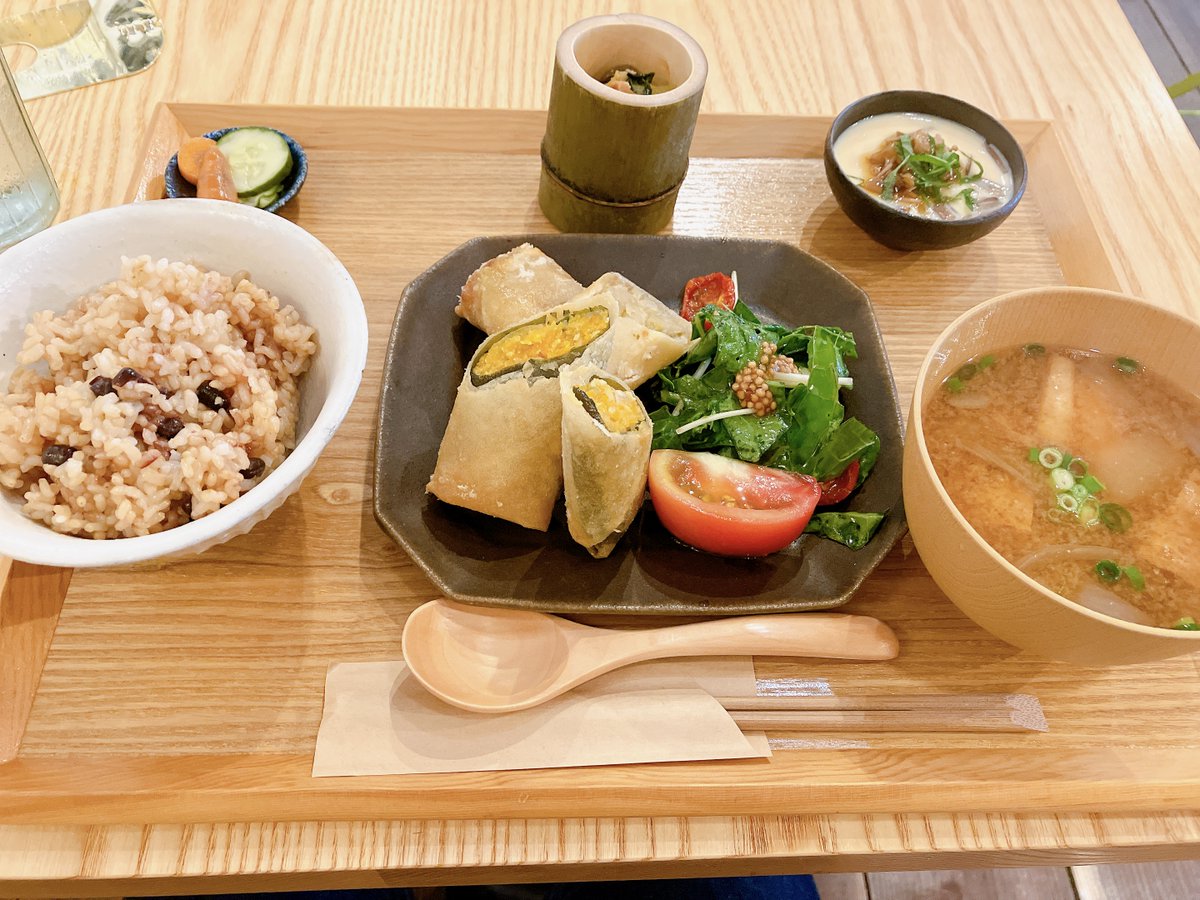 草津の「yaoya銀草」、当店併設の「おふとん屋さんのLAUNDRY」のスタッフさんおすすめのお店🍚
玄米と春巻き、最高に美味しかったです🤭
また、ここの元祖である、信楽の「銀俵」ももう１回行きたくなりました😊
#草津市グルメ #草津グルメ #滋賀グルメ