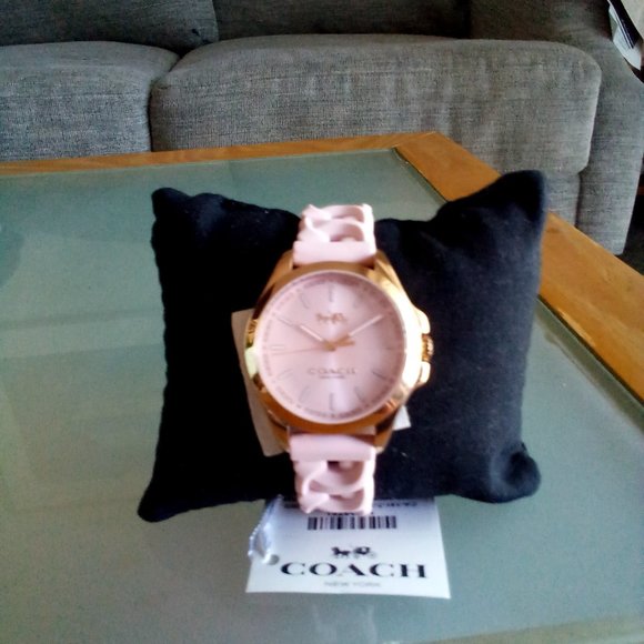 So good I had to share! Check out all the items I'm loving on <a href="/Poshmarkapp/">Poshmark</a> #poshmark #fashion #style #shopmycloset #guess #michaelkors #coach: posh.mk/KajXGMj9kBb