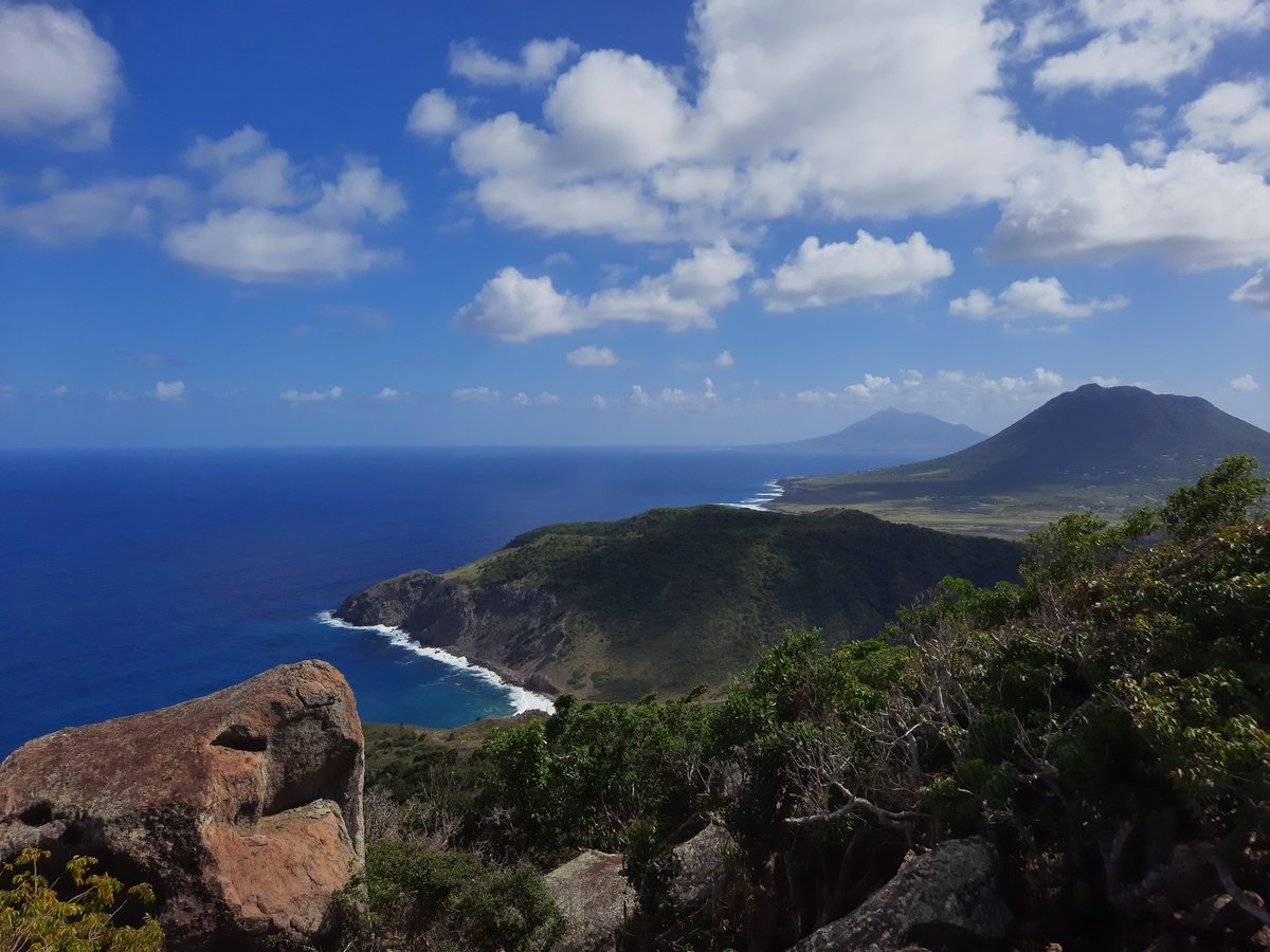 The Quill, a dormant stratovolcano in Sint Eustatius (Caribbean Netherlands 🇳🇱), and Saint Kitts and Nevis 🇰🇳 on the horizon. 
📸: Dec. 2022. 
📷🌐: 17°30'59.0'N 62°59'39.1'W. 
pillandia.blogspot.com/search/label/KN

#Antilles #Caribbean #Netherlands #SaintKittsandNevis #BES