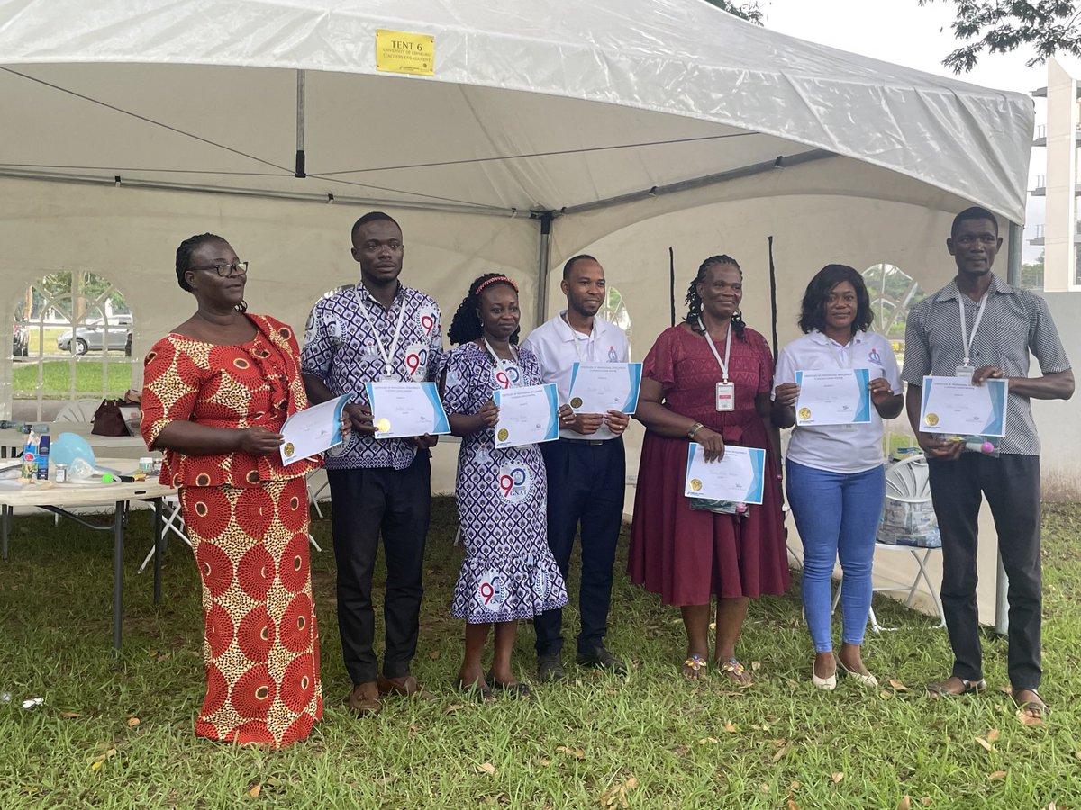 1 of the 4 groups of teachers who received our training in low resource practical science demonstrations at @visafric1 ‘s Science in Tents event. We look forward to keeping in touch with these teachers to see how they build on this training #scienceintents #stemlearning