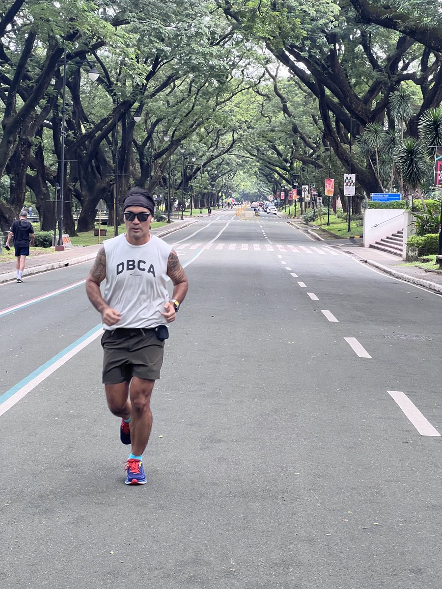 chaks_1980's tweet photo. itβs taper week! short distance run with @francisoliver and @cjrobleza β¦ #UPoval πππΌββοΈπ―ββοΈ https://t.co/eImlu1hei5