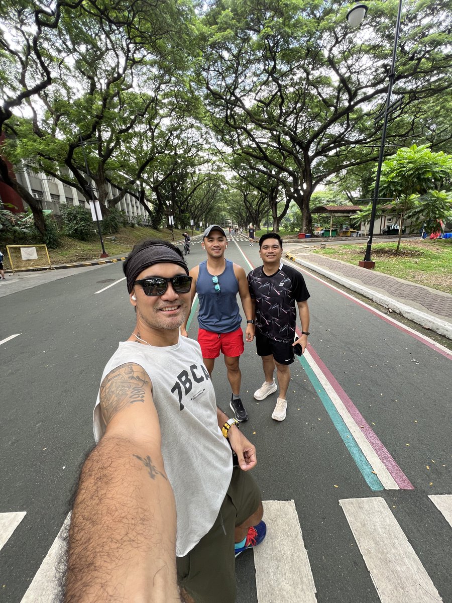 chaks_1980's tweet photo. itβs taper week! short distance run with @francisoliver and @cjrobleza β¦ #UPoval πππΌββοΈπ―ββοΈ https://t.co/eImlu1hei5