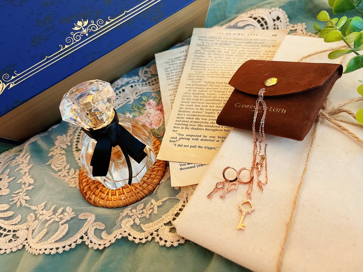 스토리위즈에서 텀블벅 굿즈를 보내주셨습니다~  굿즈와 일러스트들을 최대한 예쁘게 찍어보려고 구석에 박아둔 소품들 가지고 나와서 같이 찍어봤습니다 🥰