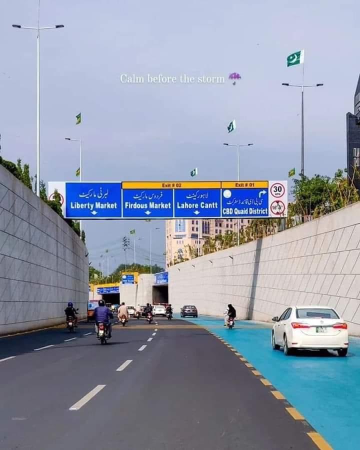 Khurram_zakir's tweet photo. Blue Road 

Why did they paint it blue ? https://t.co/uyvp97cwXU