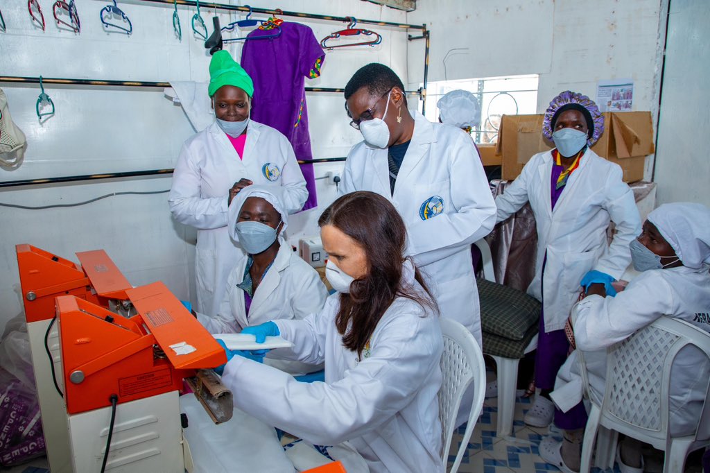 AusAmbGender's tweet image. Inspiring start to my visit to 🇰🇪. In Nairobi, I saw the great work Kibera Pad Company is doing to keep girls safe and in school by providing free pads in over 50 schools in Kibera, including the Red Rose Primary School.

An 🇦🇺 #DirectAidProgram 

@aushckenya @polycomdev @dfat