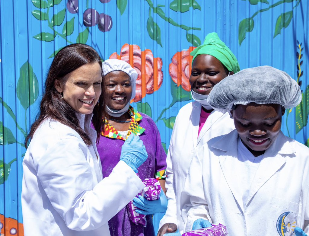 AusAmbGender's tweet image. Inspiring start to my visit to 🇰🇪. In Nairobi, I saw the great work Kibera Pad Company is doing to keep girls safe and in school by providing free pads in over 50 schools in Kibera, including the Red Rose Primary School.

An 🇦🇺 #DirectAidProgram 

@aushckenya @polycomdev @dfat